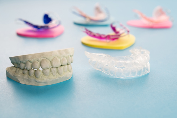 Photo of 5 retainers and model of teeth